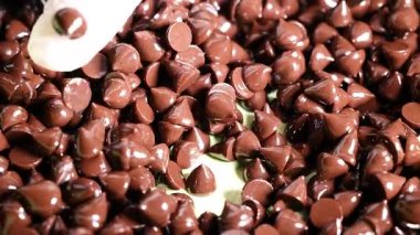 Eldivenli eller çikolata parçalarını ayırıyor.