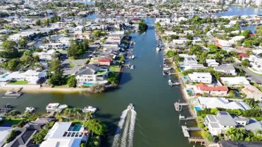 İnsansız hava aracı manzaralı su yollarında gezinen tekneleri yakalıyor
