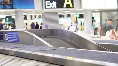 Suvarnabhumi Havaalanı 'ndan bavul alan yolcular