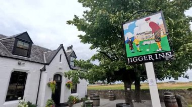 Büyüleyici mimarisi ve yeşilliği olan tarihi bir han.