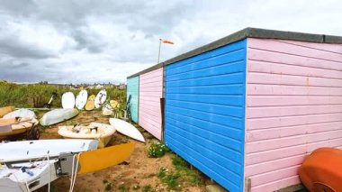 Kıyıdaki hareketli barakalar ve tekneler