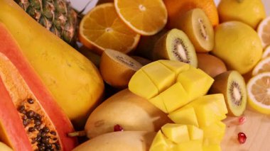 Çeşitli taze meyvelerden oluşan canlı bir karışım.