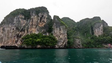 Tekne manzaralı Krabi kıyı şeridi boyunca ilerliyor.