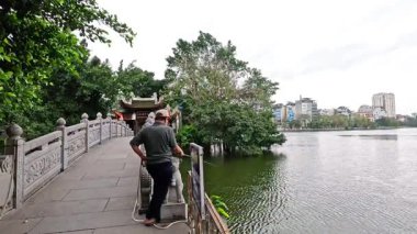 Köprüde yürüyen ve gezen insanlar.