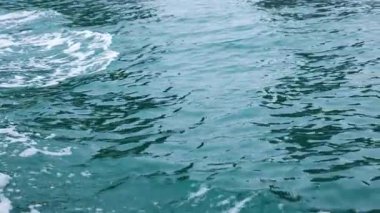 Tayland, Krabi 'de okyanus dalgaları ritmik olarak hareket ediyor.