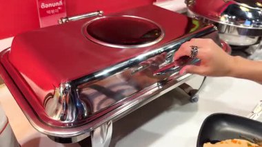 Açık büfe sehpası, parlak ışık altında canlı kırmızı soslu baharatlı Korelileri ortaya çıkarmak için açılır.