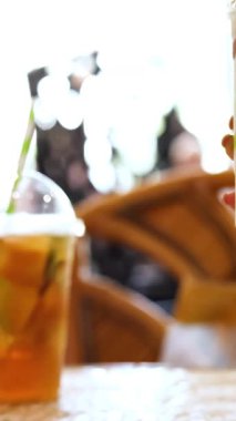 Bir bardağa köpüklü bir şarap dökülüyor, canlı yeşil bir zemin üzerine kuruluyor, kabarcıklar ve renkler vurgulanıyor.