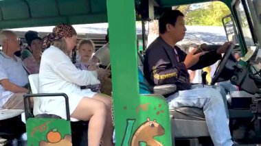 Ziyaretçiler tramvay turunun keyfini çıkarıyorlar