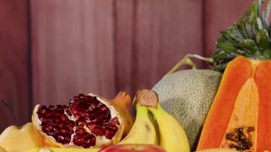 Çeşitli taze meyvelerin canlı bir gösterisi.