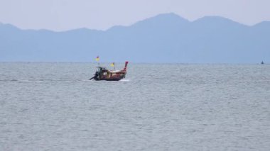 Bir tekne sakin Krabi sularında yol alır.