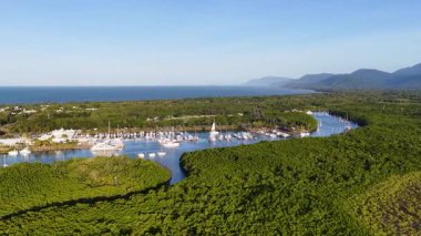 İnsansız hava aracı, Avustralya 'nın Port Douglas şehrinde verimli mangrovlar, dolambaçlı nehirler ve kıyı kasabalarını görüntüler.