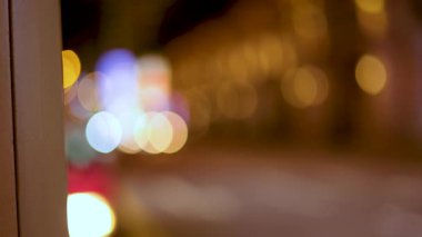 Bulanık şehir ışıkları rüya gibi bir atmosfer yaratır.