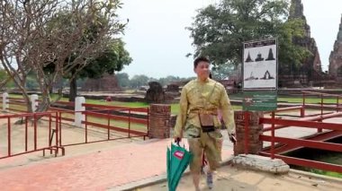 Geleneksel giyinmiş ziyaretçiler tarihi mekanda