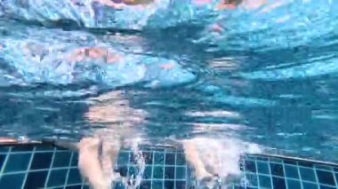 Havuzda şişme bebekle oynayan çocuklar