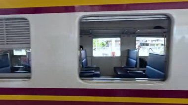 Tren Kanchanaburi istasyonuna varır.