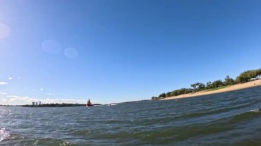 Altın Sahil kıyısından bir tekne geçiyor.