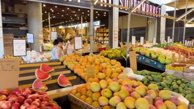 Müşteriler Inala Plaza 'da çeşitli meyveleri keşfediyorlar.