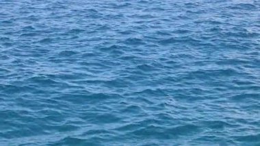Dalgalar usulca hareket ediyor mavi denizde