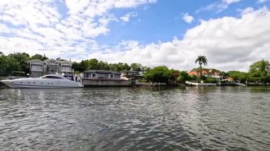 Nerang Nehri boyunca tekne ve evler