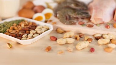 Bir masaya dizilmiş protein kaynaklarının çeşitliliği