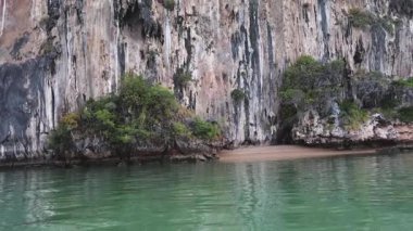 Sakin su engebeli bir uçuruma nazikçe çarpar.