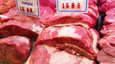 Çeşitli et ve domuz etleri sergileniyor.