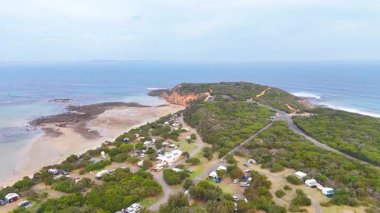 İnsansız hava aracı görüntüleri Barwon Heads 'in manzaralı sahil şeridini, verimli yeşillikleri, kumlu plajları ve yumuşak gün ışığında okyanus manzaralarını yakalıyor.