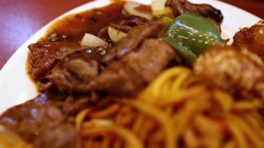 Etli ve sebzeli lezzetli kızarmış erişte.