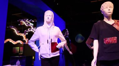 Çeşitli moda kıyafetlerini sergileyen mankenler