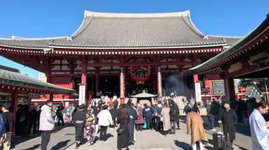 Geleneksel bir tapınağı ziyaret eden kalabalık.