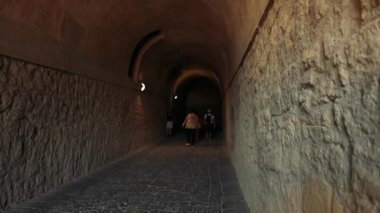 Eski taş tünellerde yürüyen insanlar