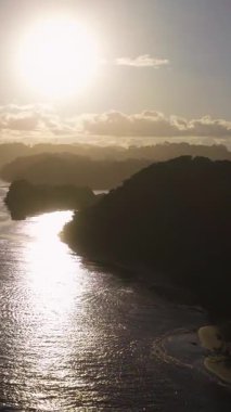 Brunswick Heads, NSW, Avustralya 'daki bir nehrin üzerinde sakin bir günbatımı manzarası.