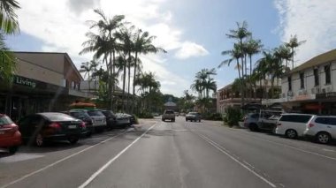 Park etmiş arabaların ve palmiye ağaçlarının olduğu sessiz sokak manzarası