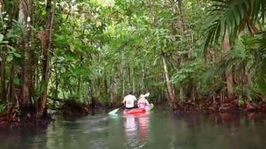 Krabi Kanalı 'nda kayak yapan iki kişi.