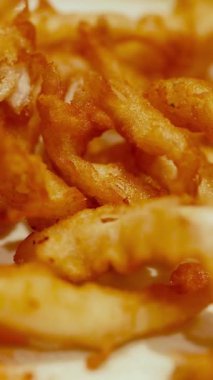 Sıcak ışıklandırmanın altında garnitürlü tabakta çıtır kraker yakın plan.