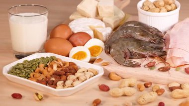 Bir masaya dizilmiş protein kaynaklarının çeşitliliği