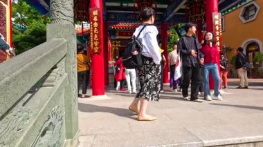 İnsanlar canlı tapınak girişini keşfediyorlar.