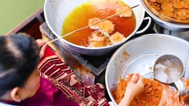 Tedarikçi Bangkok 'ta gevrek midye krepleri hazırlıyor.