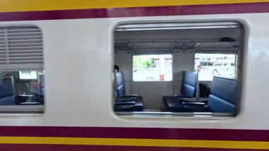 Tren, el sallayan kondüktörle istasyondan ayrılıyor.