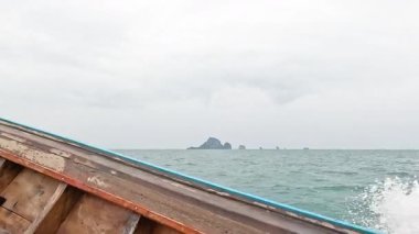 Tekne Krabi adaları yakınlarındaki okyanusta seyahat eder.
