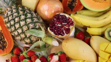 Çeşitli taze meyvelerin canlı gösterisi