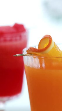 Tropikal ortamda portakal ve karpuz suyu