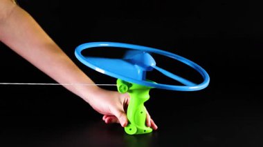 El kumandalı uçan oyuncak.