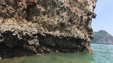 Denizde yükselen kireçtaşı kayalıklarının yanından geçerken