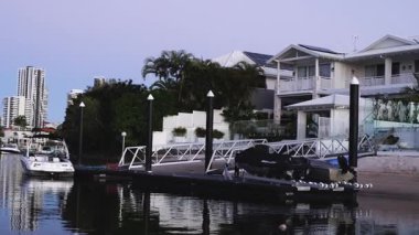 Bir tekne pitoresk bir nehir kıyısında seyahat eder..