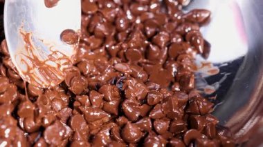 Metal kasede çikolata parçacıkları karıştırmak