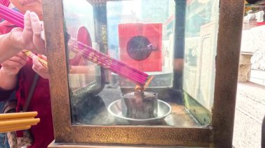 Hong Kong tapınağında tütsü aydınlatma ayini