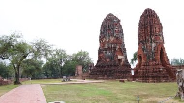 Tarihi tapınaklarda yürüyen bir turist