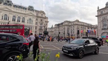 Londra kavşağındaki kalabalık insanlar ve araçlar