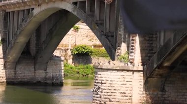 Sakin kanal sularının üzerinde taş kemer köprüsü